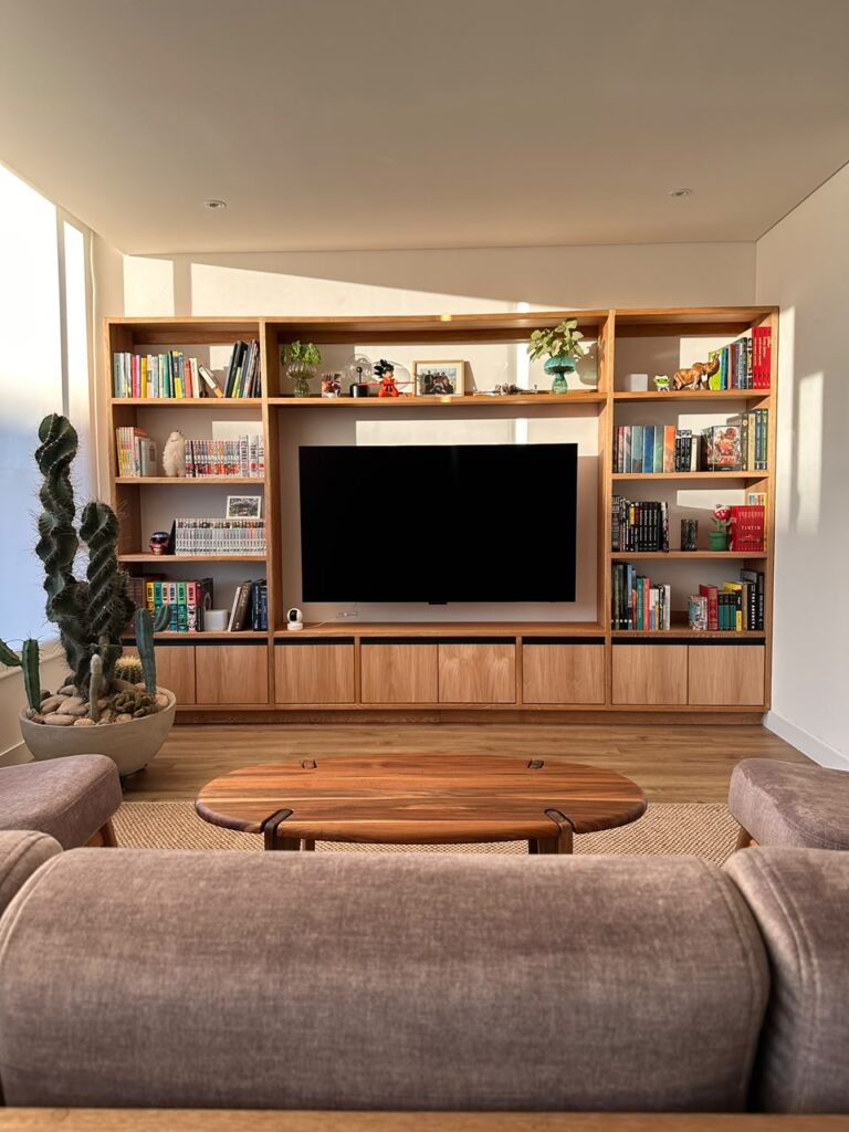 Biblioteca en flormorado que enmarca el televisor, Apto JCS