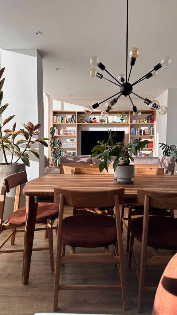 Comedor del Apto JCS con vista hacia la sala y la biblioteca