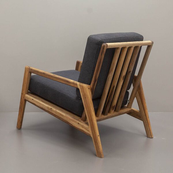 Poltrona Omar. Elaborada artesanalmente en madera maciza de solera. Sellada con cera de abejas y aceites naturales. Fabricada por Canorá en Bogotá, Colombia.