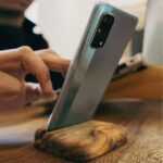 El soporte para celular es elaborado en madera de Solera y acabados naturales, Un Accesorio minimalista y elegante que te permite llevarlo contigo a todas partes.