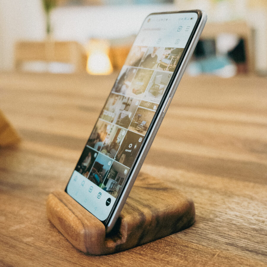 El soporte para celular es elaborado en madera de Solera y acabados naturales, Un Accesorio minimalista y elegante que te permite llevarlo contigo a todas partes.
