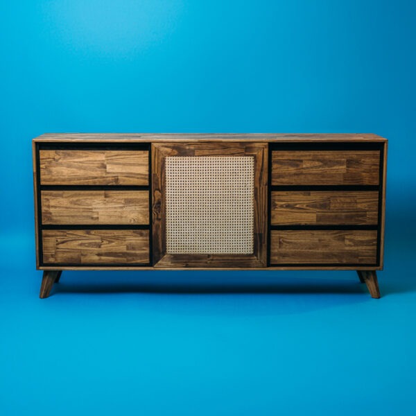 Consola de TV Celia, mueble elaborado en madera de pino con puerta corredera con mimbre natural. Cuenta con seis cajones y sistema de corredera cierre lento