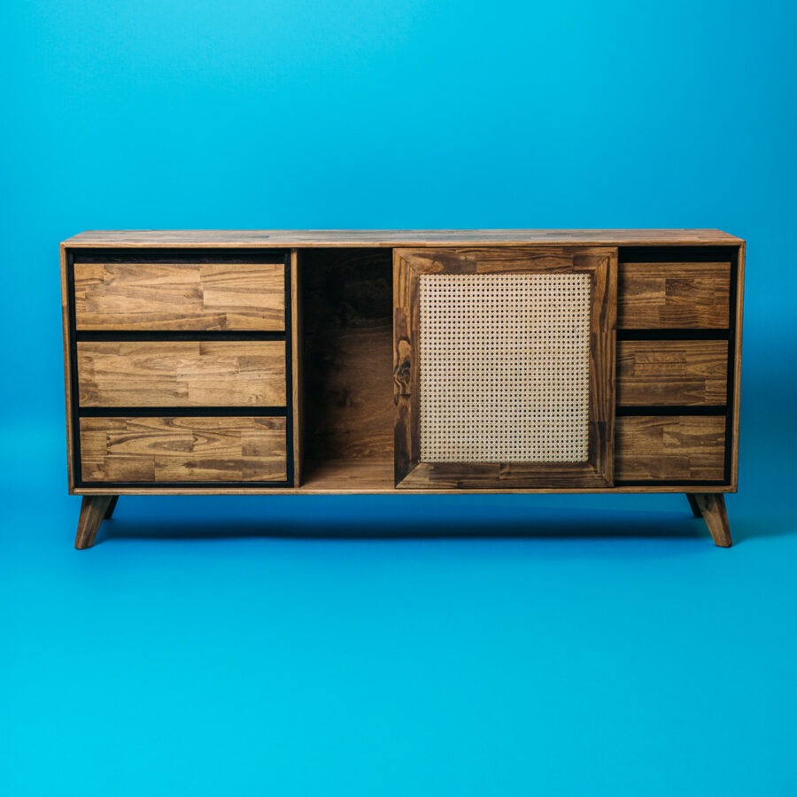 Consola de TV Celia, mueble elaborado en madera de pino con puerta corredera con mimbre natural. Cuenta con seis cajones y sistema de corredera cierre lento