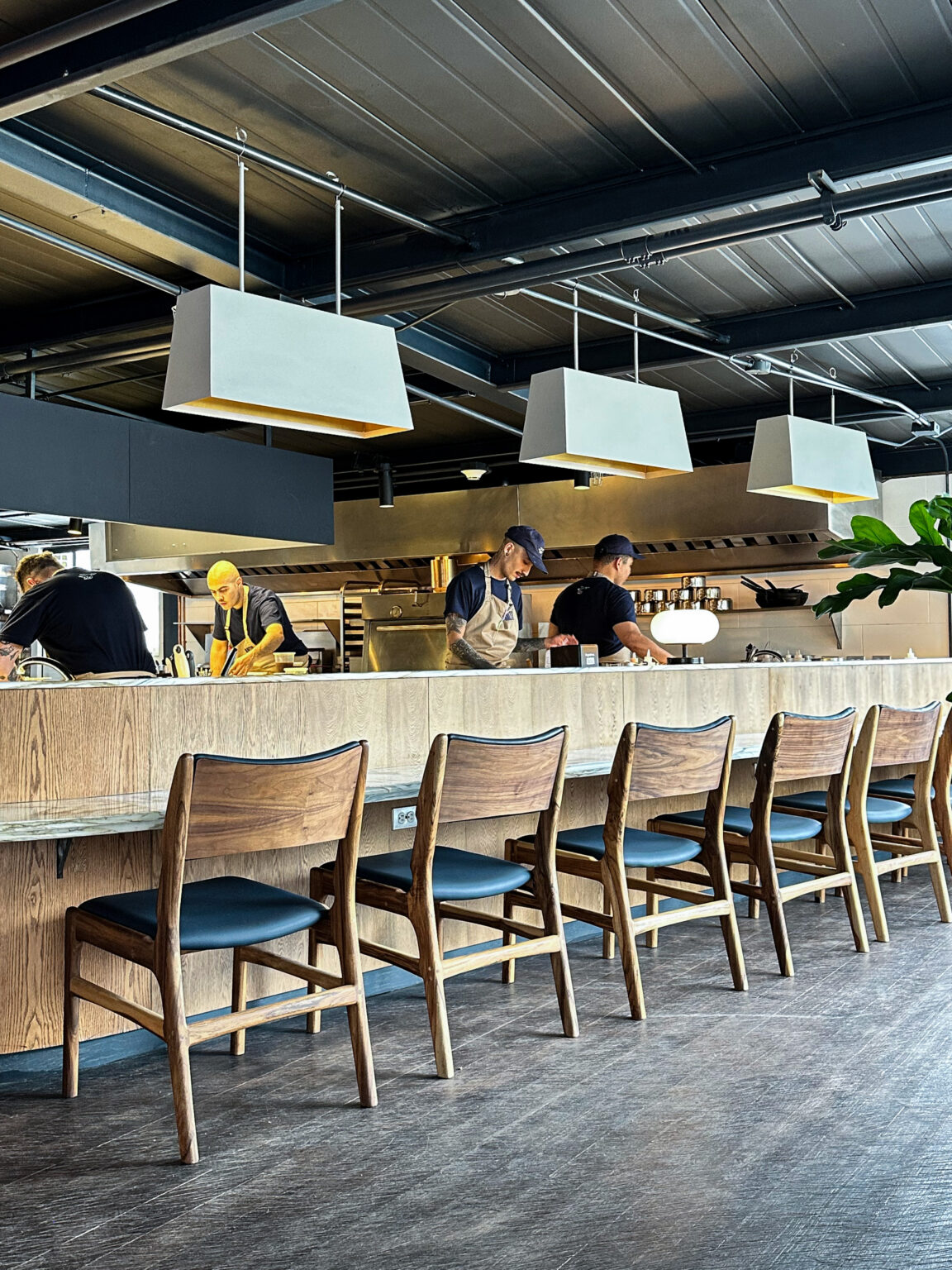 Sillas y barra en madera del Restaurante Aalto