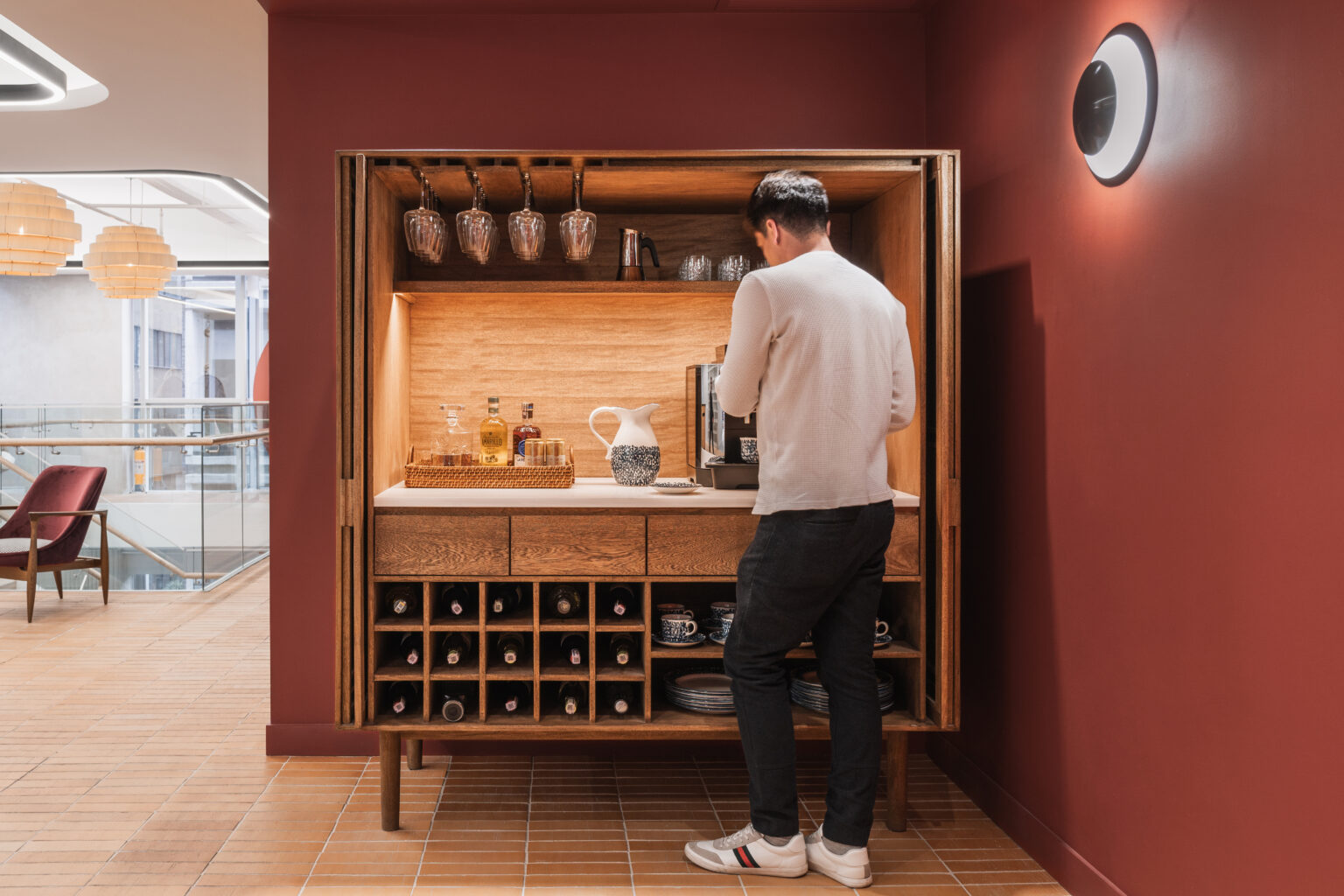 Mueble bar en madera de las oficinas Gensler en Bogotá