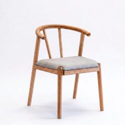 Silla C en madera maciza con asiento tapizado - Canorá