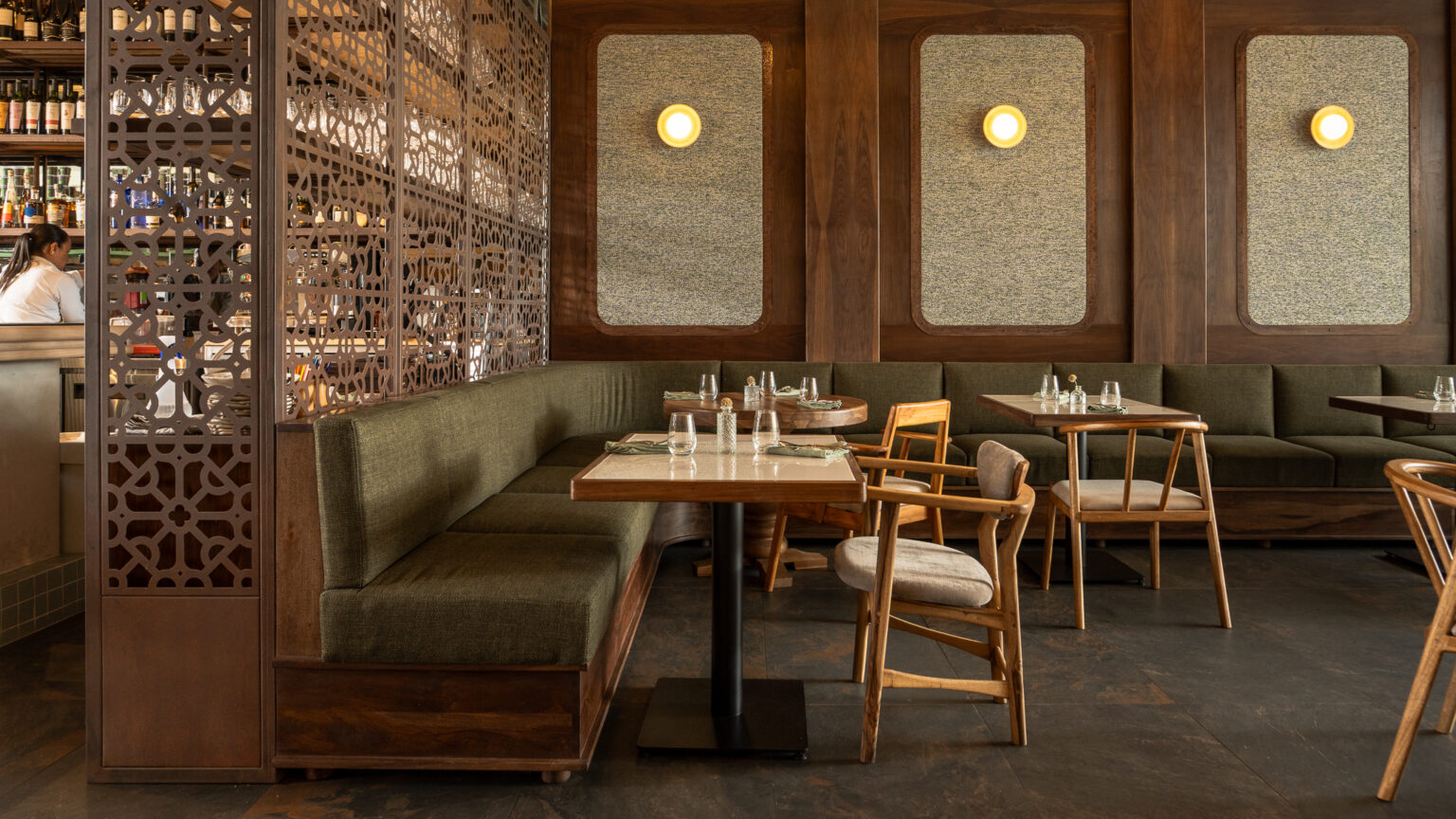 Celosía y paneles en madera del Restaurante De Miguel, obra de Canorá