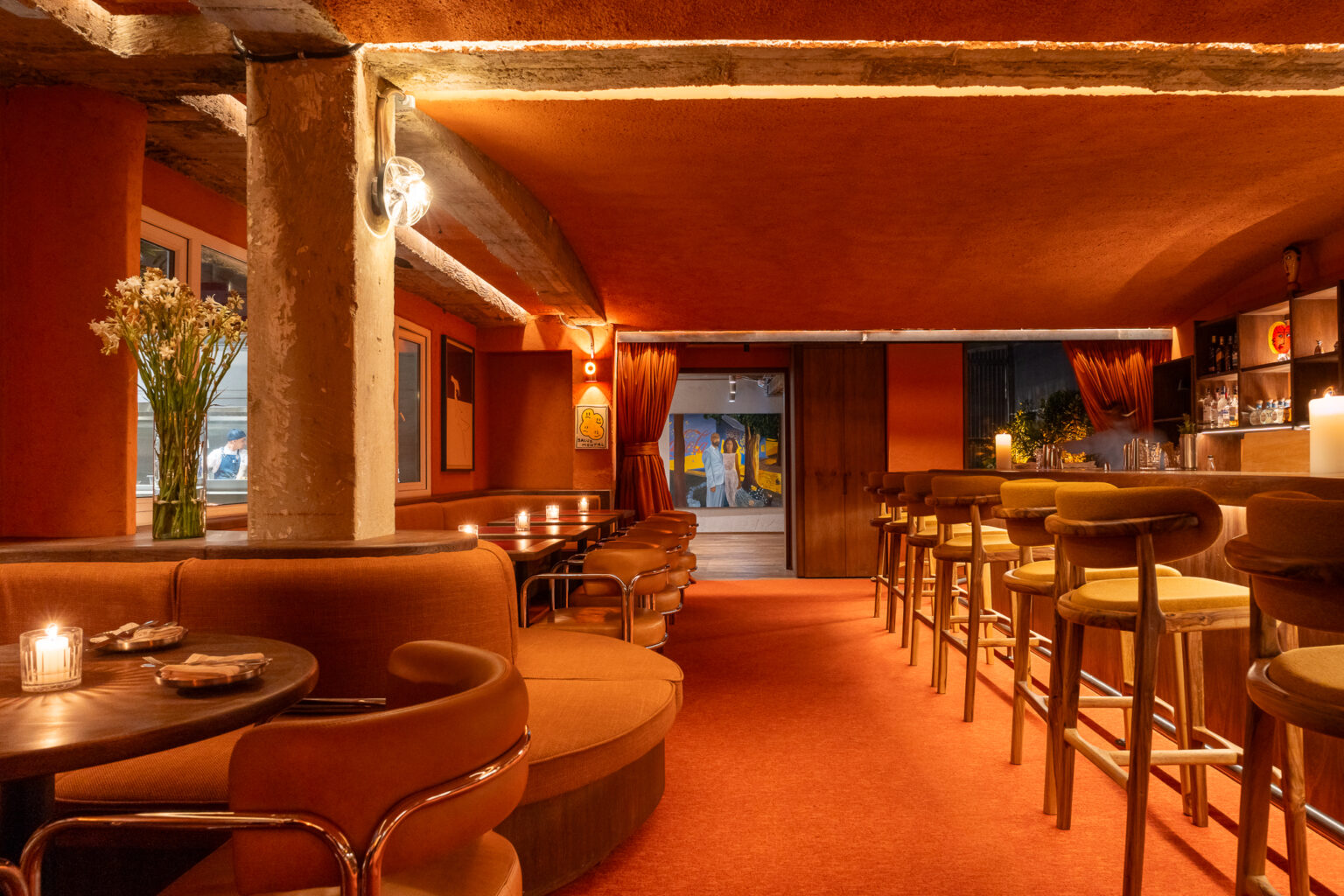 Barra y mobiliario en madera del Restaurante Río