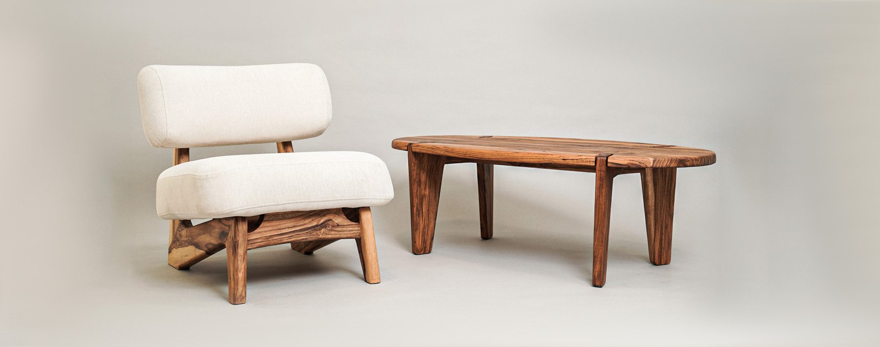 Poltrona y mesa de centro en madera maciza de Canorá