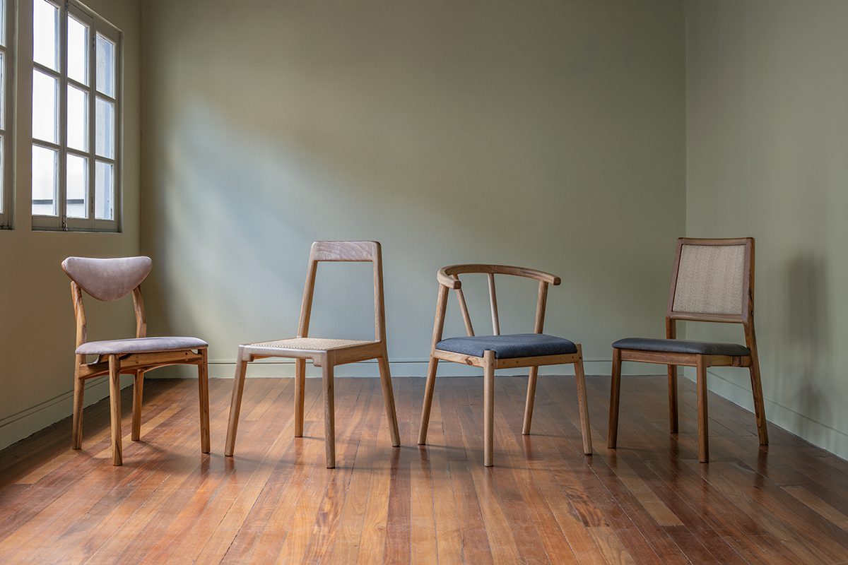 Cuatro sillas de comedor en madera maciza con distintos respaldos y tapizados
