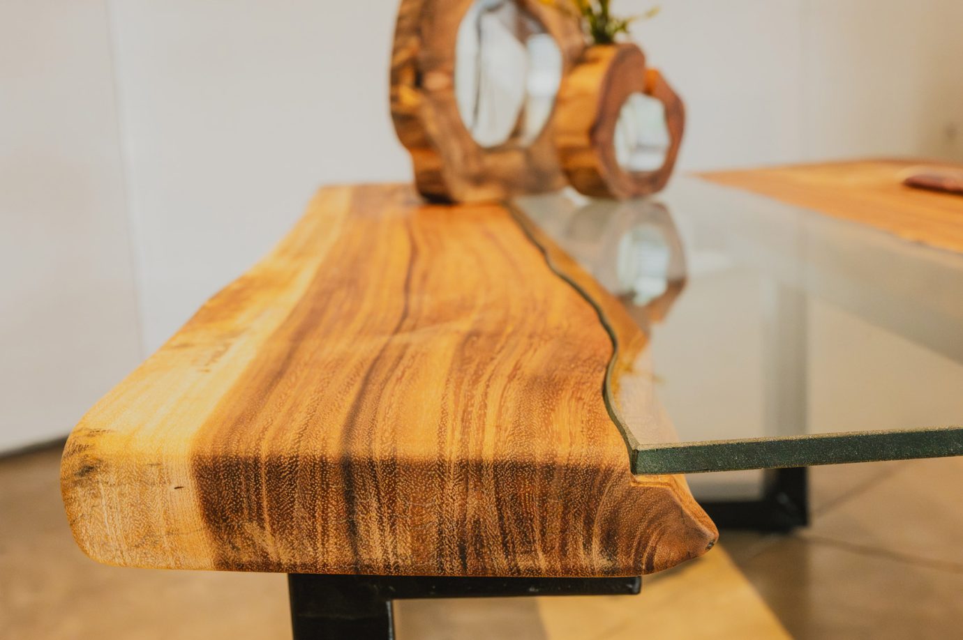Estudiantes explorando el diseño de mobiliario en madera