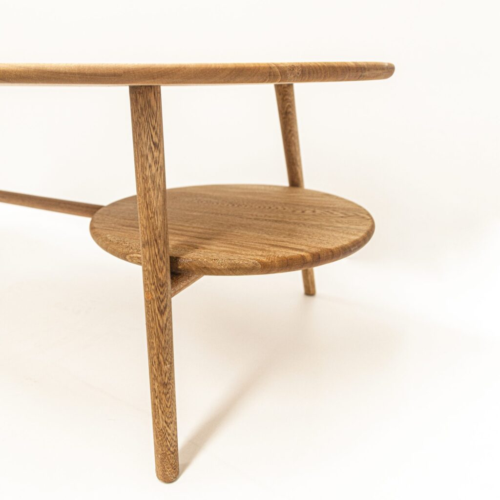 Mesa de centro Páramo en madera maciza de flormorado, detalle de la bandeja circular inferior, hecha a mano por Canorá en Bogotá