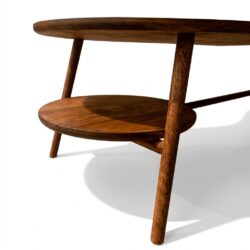 Mesa de centro Páramo en madera maciza de nogal cafetero, detalle de la bandeja circular inferior, hecha a mano por Canorá en Bogotá