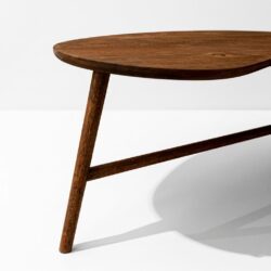 Mesa de centro Páramo en madera maciza de nogal cafetero, detalle de las patas y la estructura, hecha a mano por Canorá en Bogotá