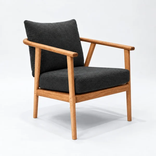 Poltrona C en madera maciza tapizada en tela Charcoal, vista tres cuartos