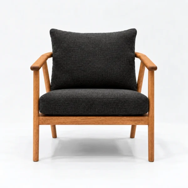 Poltrona C de frente, cojines en tela Charcoal sobre estructura en madera maciza