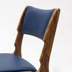 Silla AALTO en madera maciza de nogal cafetero tapizada en cuero sintético azul oscuro, detalle del espaldar, hecha a mano por Canorá en Bogotá