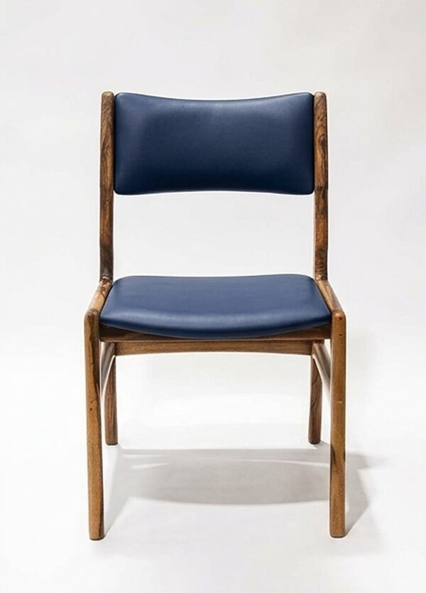 Silla AALTO en madera maciza de nogal cafetero tapizada en cuero sintético azul oscuro, vista frontal, hecha a mano por Canorá en Bogotá