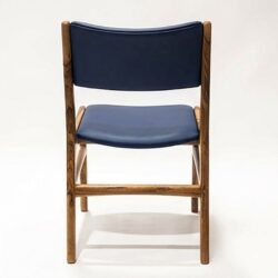 Silla AALTO en madera maciza de nogal cafetero tapizada en cuero sintético azul oscuro, vista trasera, hecha a mano por Canorá en Bogotá