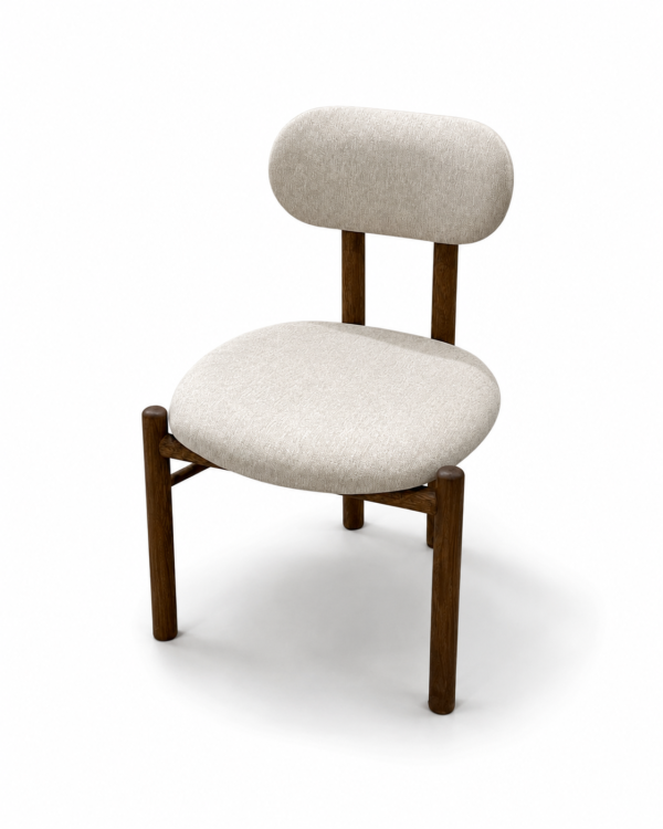 Silla Mara - vista frontal, estructura en madera maciza y tapizado color crema