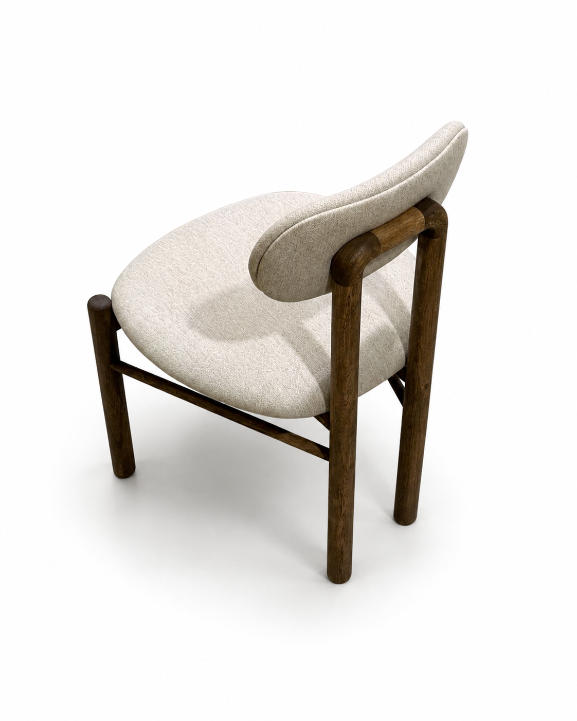 Silla Mara - vista posterior, respaldo curvo tapizado y patas en madera maciza